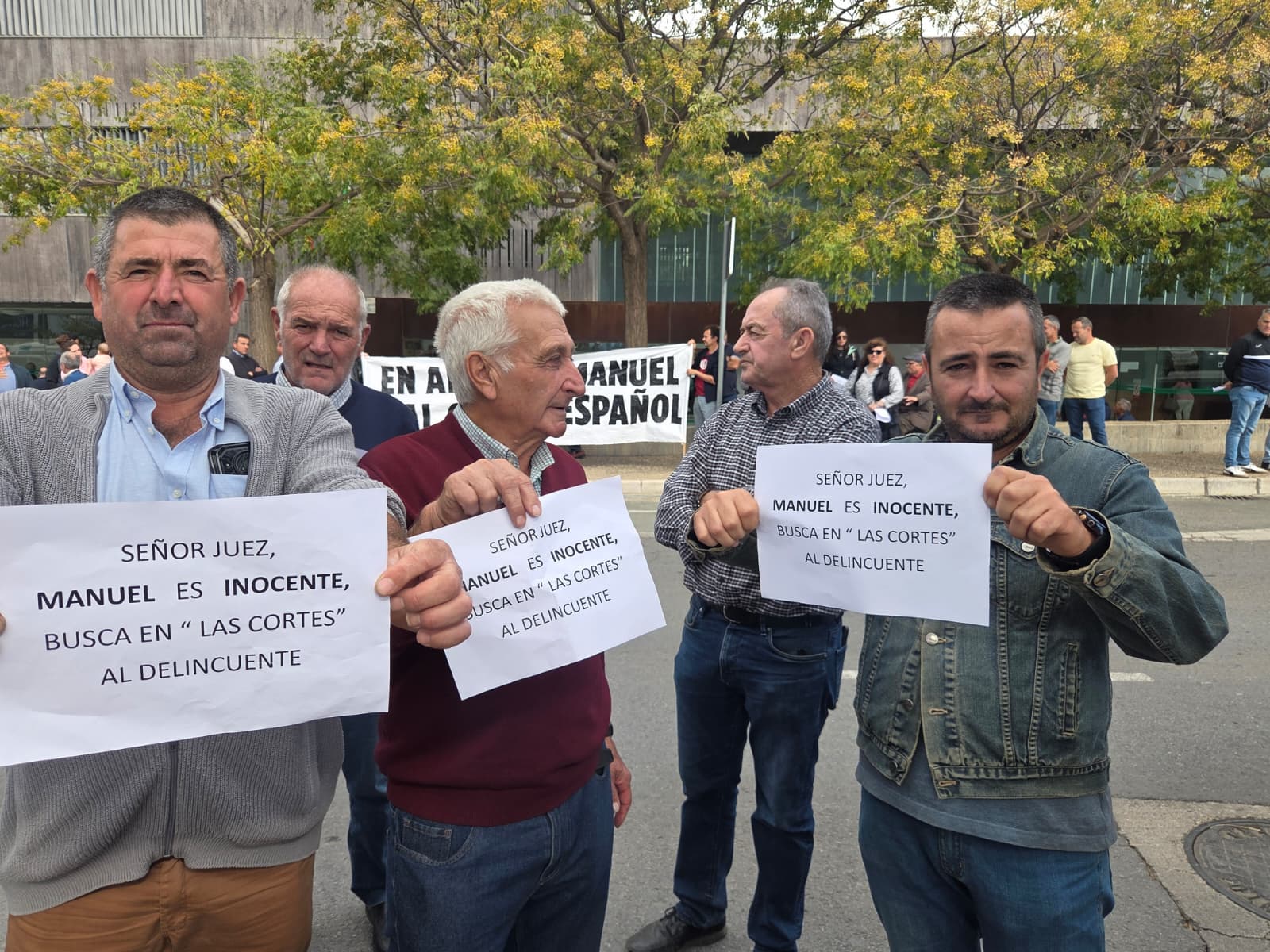 Agricultores se unen en Antequera en apoyo a un compañero investigado por participar en las protestas del campo: "No somos delincuentes" 22 WhatsApp Image 2025 10 29 at 12.04.46 2