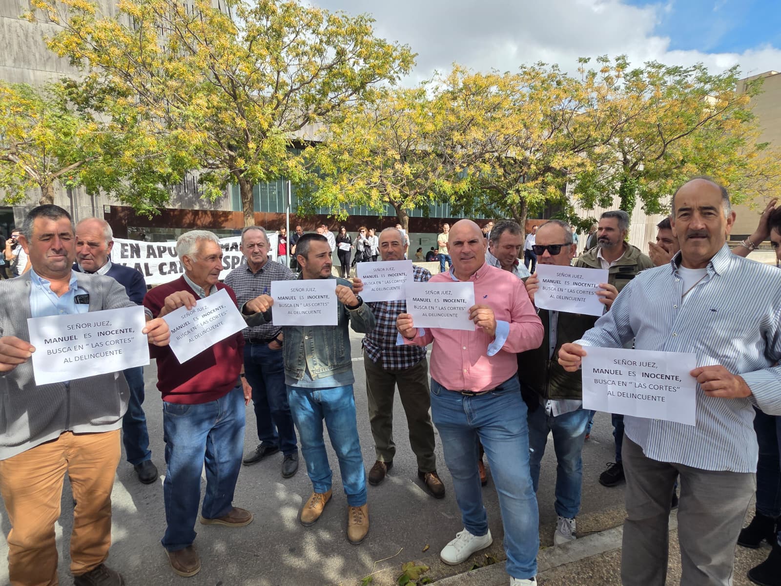 Agricultores se unen en Antequera en apoyo a un compañero investigado por participar en las protestas del campo: "No somos delincuentes" 28 WhatsApp Image 2025 10 29 at 12.04.47 1
