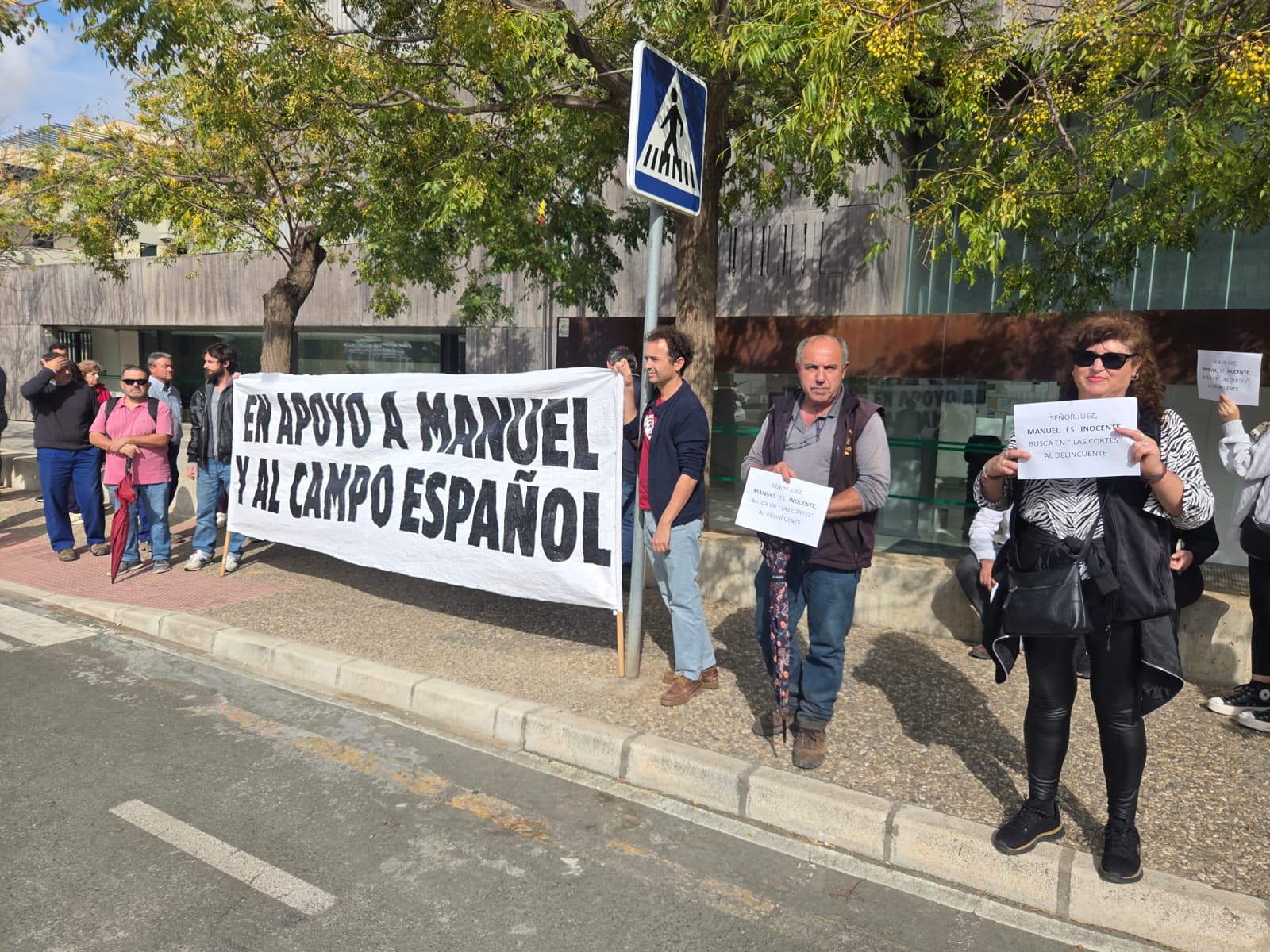 Agricultores se unen en Antequera en apoyo a un compañero investigado por participar en las protestas del campo: "No somos delincuentes" 27 WhatsApp Image 2025 10 29 at 12.04.47 2
