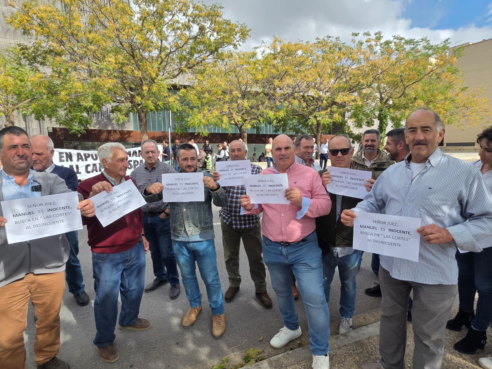 Agricultores se unen en Antequera en apoyo a un compañero investigado por participar en las protestas del campo: "No somos delincuentes" 29 WhatsApp Image 2025 10 29 at 12.04.47