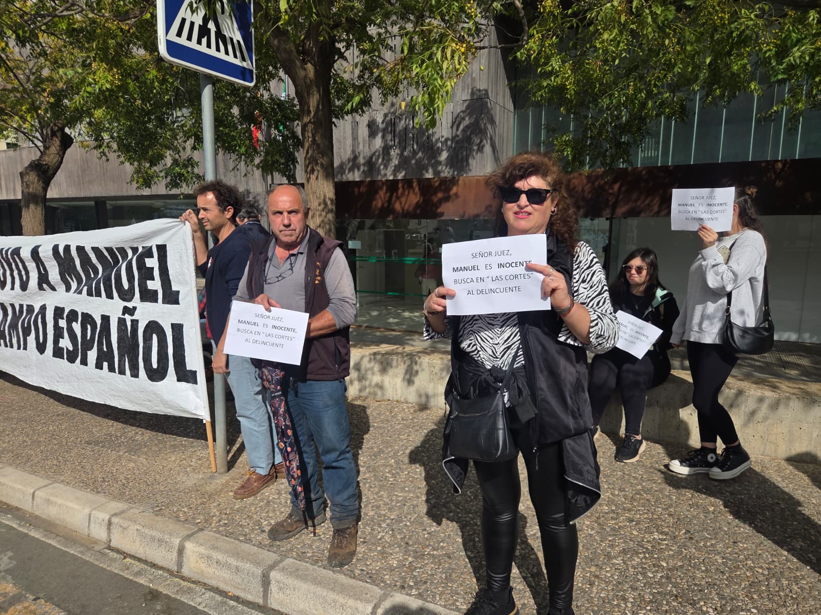 Agricultores se unen en Antequera en apoyo a un compañero investigado por participar en las protestas del campo: "No somos delincuentes" 26 WhatsApp Image 2025 10 29 at 12.04.48