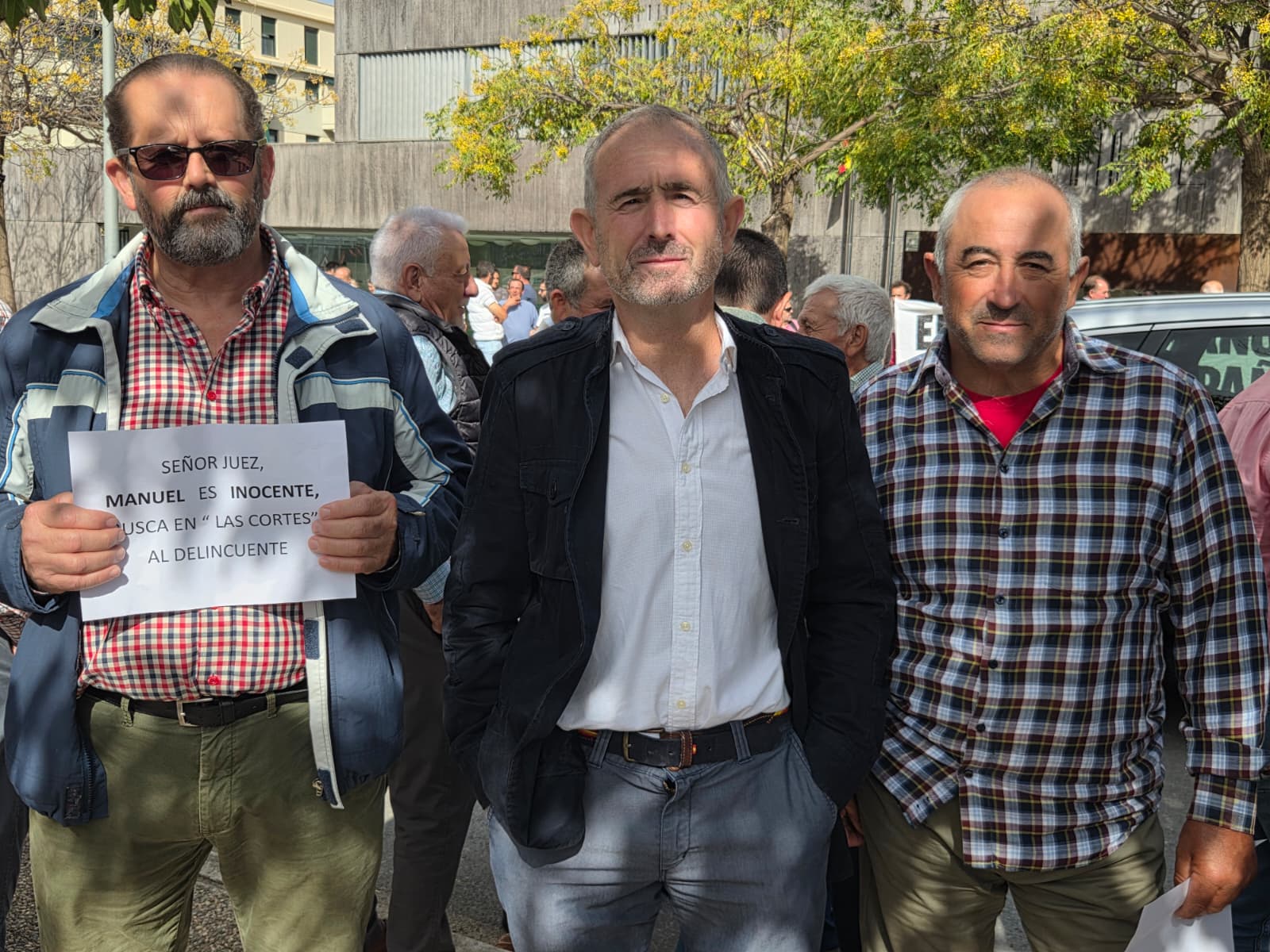 Agricultores se unen en Antequera en apoyo a un compañero investigado por participar en las protestas del campo: "No somos delincuentes" 21 WhatsApp Image 2025 10 29 at 12.06.39