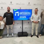Antetítulo: Innovación tecnológica en Antequera Título: Antequera inaugura red Wi-Fi pública y estaciones meteorológicas Subtítulo: La ciudad lidera el proyecto Smart City con nuevas tecnologías Entradilla (lead): Antequera ha dado un paso significativo en su camino hacia la modernización al inaugurar una red de Wi-Fi pública compuesta por once puntos de acceso y seis estaciones meteorológicas con telegestión. Esta iniciativa forma parte del proyecto Smart City que busca mejorar la calidad de vida de los ciudadanos y potenciar el turismo en la región. Cuerpo: La presentación oficial tuvo lugar en el Mirador de Michael Hoskin, a los pies de la Alcazaba y la Colegiata de Santa María. Durante el acto, se destacó la importancia de estas instalaciones tecnológicas, que permitirán a los ciudadanos y turistas acceder a información en tiempo real sobre las condiciones meteorológicas y disfrutar de conexión Wi-Fi gratuita en diversos puntos estratégicos de la ciudad. Las estaciones meteorológicas están ubicadas en lugares clave como el Centro de Visitantes del Torcal de Antequera y el Colegio La Peña de Cartaujal. Estas estaciones proporcionarán datos sobre temperatura, velocidad del viento y presión atmosférica, entre otros. Por su parte, los puntos de acceso Wi-Fi se encuentran en áreas concurridas como la Casa de la Juventud y el Mercado de Abastos, facilitando así la conectividad para residentes y visitantes. El proyecto ha requerido una inversión total cercana a los 380.000 euros, financiados en su mayoría por red.es, y ha beneficiado a trece municipios de la provincia de Málaga, destacando a Antequera como un referente en innovación tecnológica. Cierre (remate): Con esta iniciativa, Antequera se posiciona a la vanguardia de las ciudades inteligentes, mejorando la experiencia de sus habitantes y visitantes, y reforzando su atractivo turístico. Resumen destacado: Antequera inaugura red Wi-Fi y estaciones meteorológicas, impulsando turismo. sin **