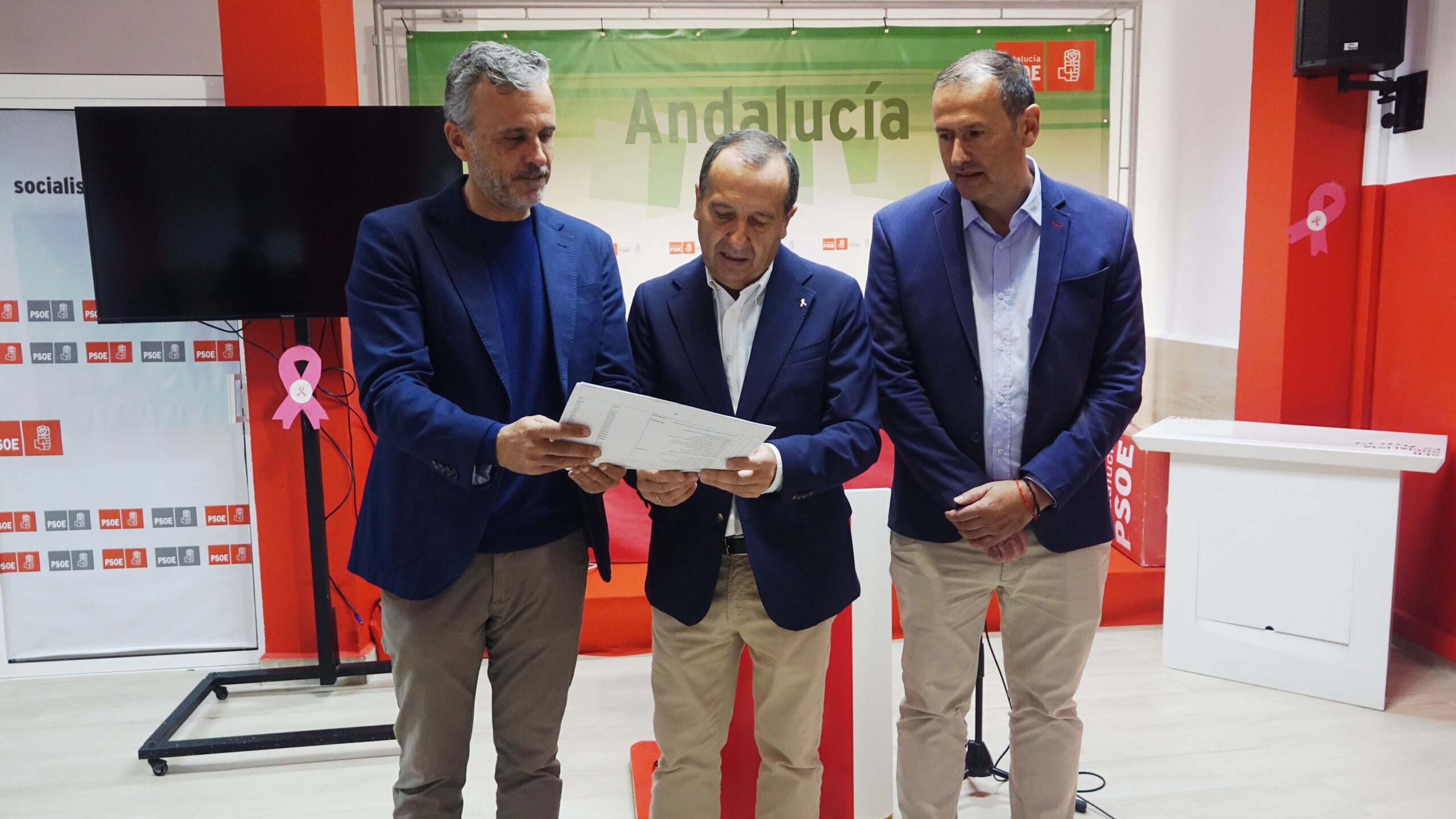 El PSOE denuncia que los presupuestos de la Junta no contemplan "ni un solo proyecto nuevo" para la comarca de Antequera 5 03112025 JOSE LUIS RUIZ ESPEJO IGNACIO LOPEZ Y MANOLO LARA EN LA SEDE DEL PSOE DE ANTEQUERA scaled