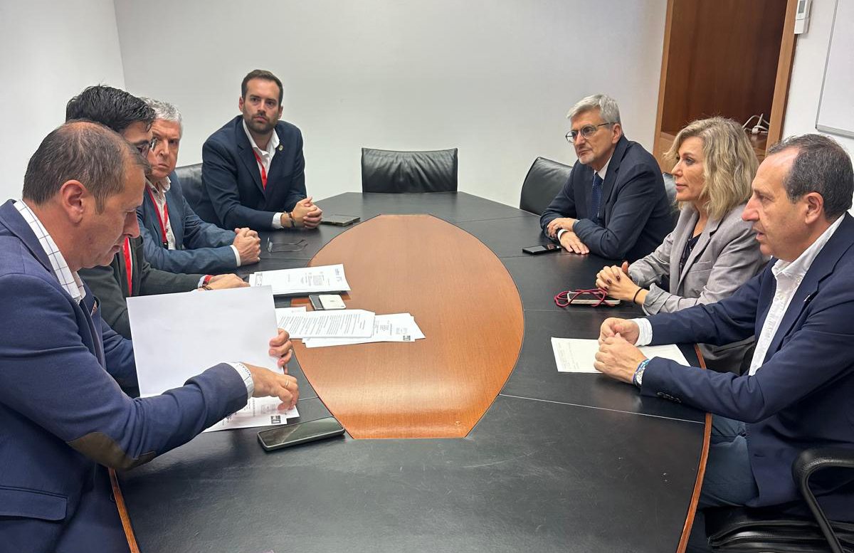 El PSOE reclama en el Parlamento de Andalucía inversiones en materia de agua para la comarca de Antequera 5 14112025 REUNION PARLAMENTO