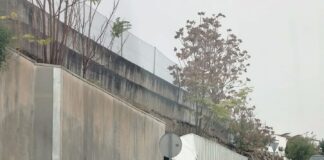 Las fuertes lluvias del fin de semana provocan la caída parcial del revestimiento exterior del camino de servicio de la A-45 en Casabermeja