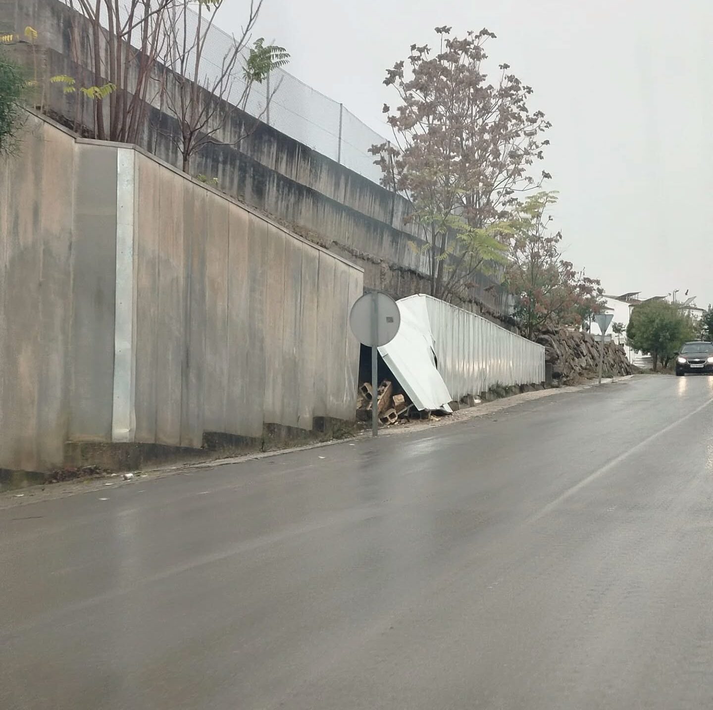 Las fuertes lluvias del fin de semana provocan la caída parcial del revestimiento exterior del camino de servicio de la A-45 en Casabermeja 5 584299094 18029570480755826 4867528864448312095 n 1 e1763377480184