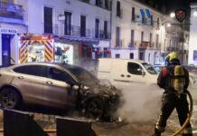 Arde un coche en la plaza del Coso Viejo de Antequera