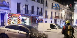 Arde un coche en la plaza del Coso Viejo de Antequera
