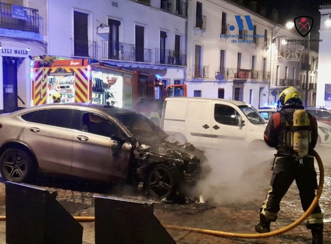 ANTEQUERA Arde un vehiculo en la plaza del Coso Viejo en Antequera