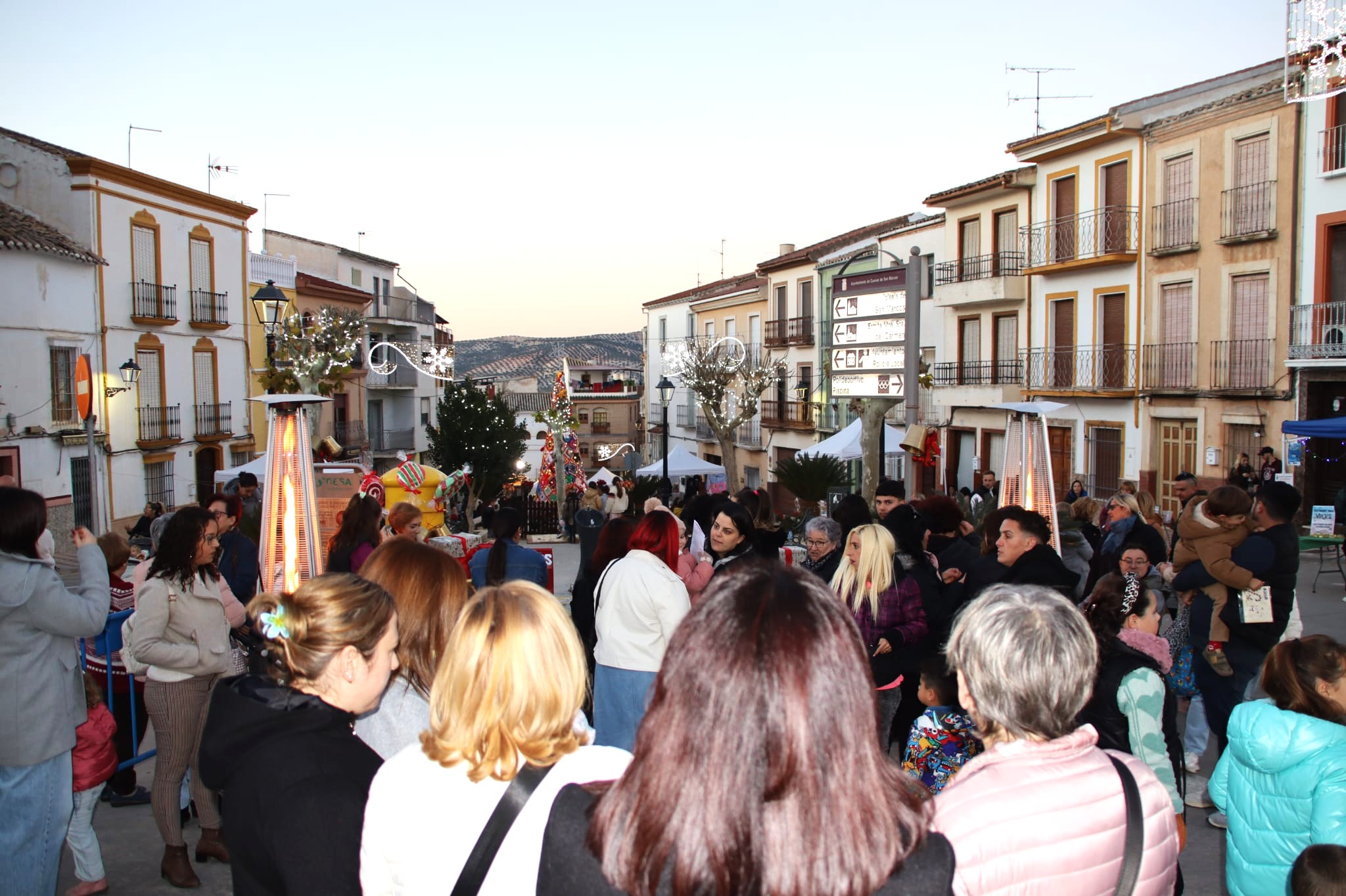 Cuevas de San Marcos celebrará sus primeras preuvas el 27 de diciembre 5 Ambiente festivo en las calles de Cuevas de San Marcos en las fiestas navidenas de 2024