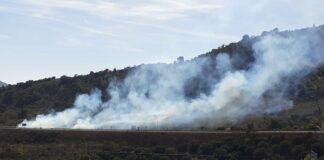 Cortado un tramo de la A-45 de Antequera a Málaga a causa de un incendio forestal en una cuneta