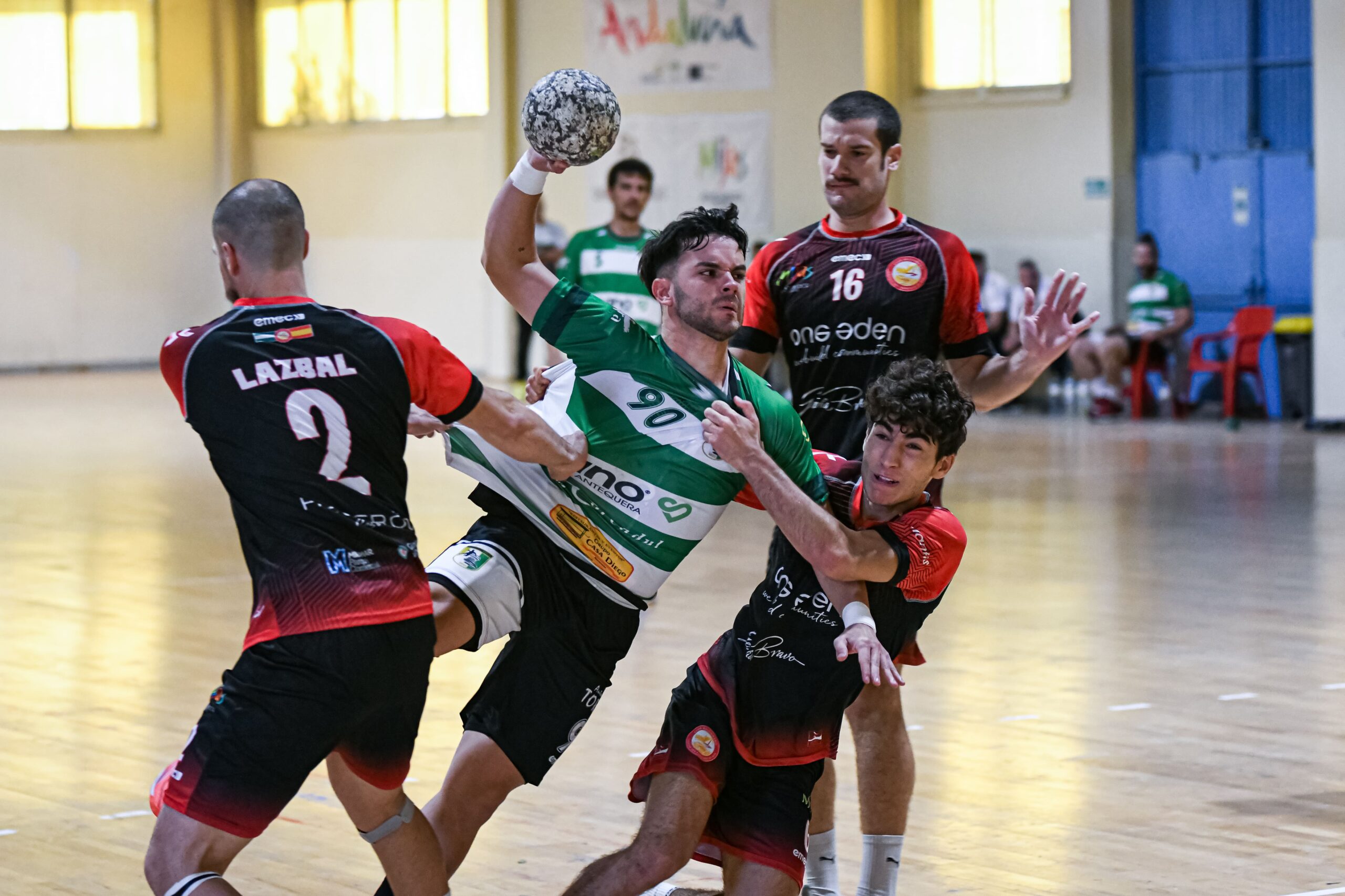 El Sano Antequera domina el derbi en Mijas con una contundente victoria (24-34) 5 Hugo Solis derriba la defensa del SFA Mijas scaled