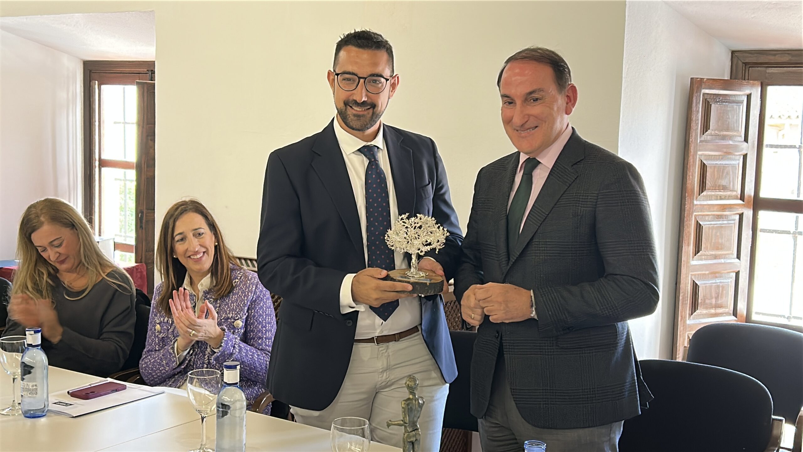 La Confederación de Empresarios de Málaga respalda los 40 años de andadura de la ACIA 16 Jorge del Pino presidente de la ACIA recibiendo un reconocimiento de la CEM a la asociacion empresarial antequerana scaled