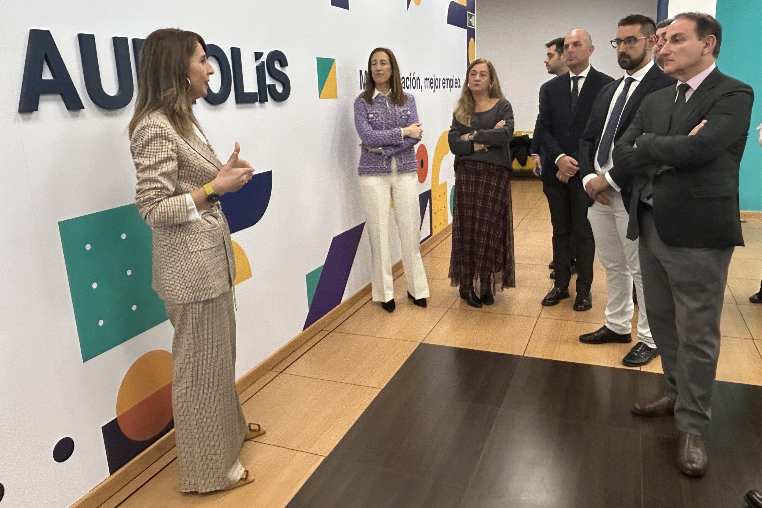 La Confederación de Empresarios de Málaga respalda los 40 años de andadura de la ACIA 15 Juan Cozar directora general de Audiolis recibiendo a los miembros de la CEM y la ACIA scaled