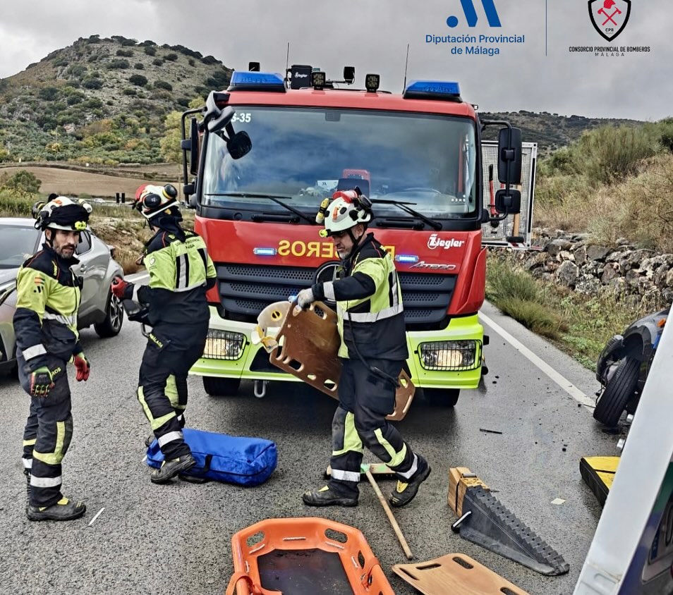 Diez heridos en una colisión frontal entre una ambulancia y un turismo en la A-367 en Cañete la Real 14 Nuestra dotacion de Ronda interviene por accidente de trafico con atrapados en la A 367 Km.
