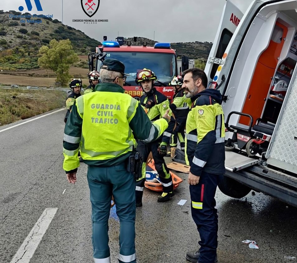 Nuestra dotacion de Ronda interviene por accidente de trafico con atrapados en la A 367 Km. 1