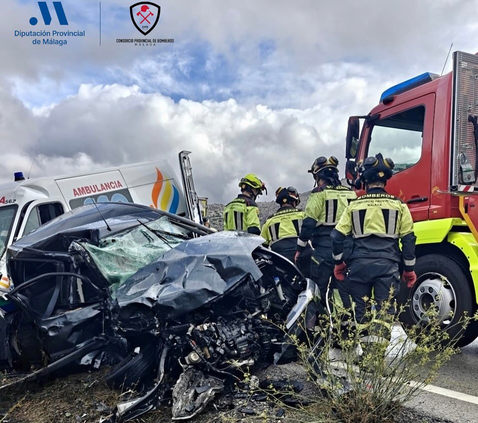 Nuestra dotacion de Ronda interviene por accidente de trafico con atrapados en la A 367 Km. 2
