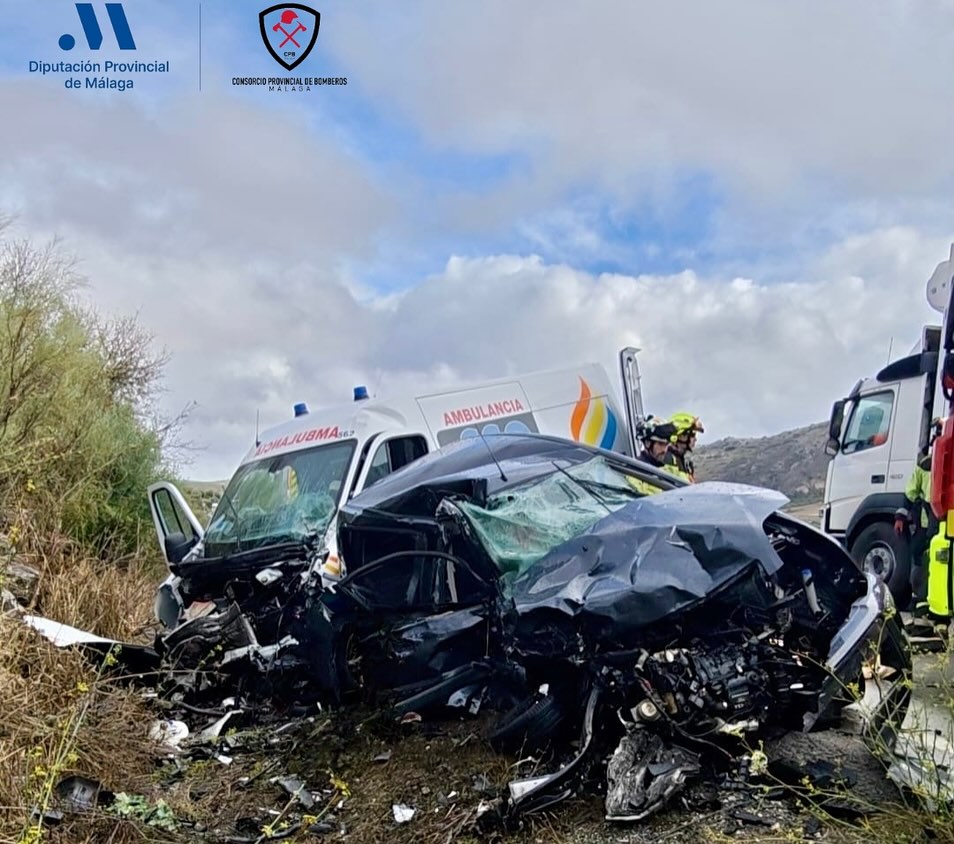 Diez heridos en una colisión frontal entre una ambulancia y un turismo en la A-367 en Cañete la Real 11 Nuestra dotacion de Ronda interviene por accidente de trafico con atrapados en la A 367 Km. 3