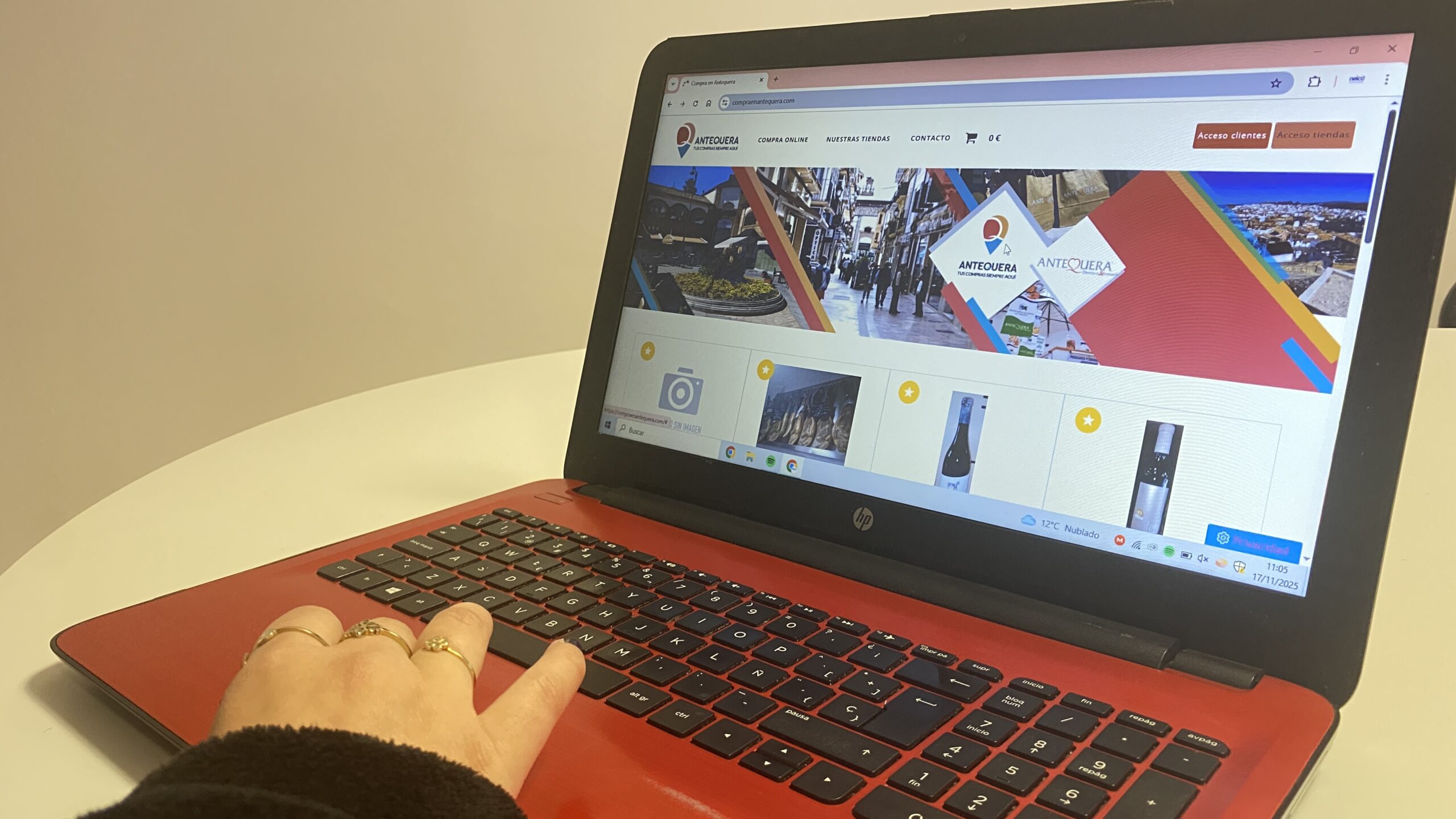 La ACIA sorteará en noviembre 600 euros para gastar en tiendas de Antequera por el Black Friday 5 Usuaria entrando en la marketplace compraenantequera.com scaled