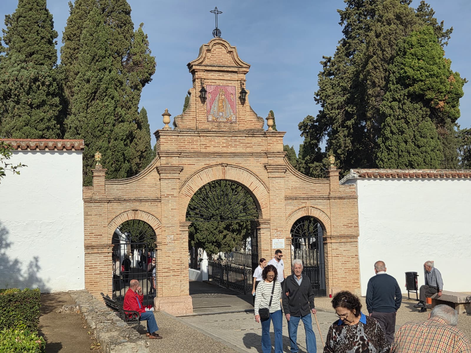 Antequera amplía el horario del cementerio y refuerza su mantenimiento por el Día de Todos los Santos 17 WhatsApp Image 2025 11 01 at 12.20.49