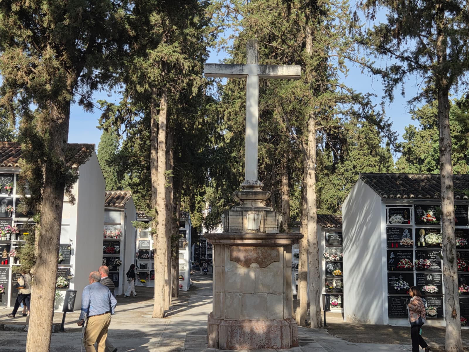 Antequera amplía el horario del cementerio y refuerza su mantenimiento por el Día de Todos los Santos 23 WhatsApp Image 2025 11 01 at 12.20.53 1