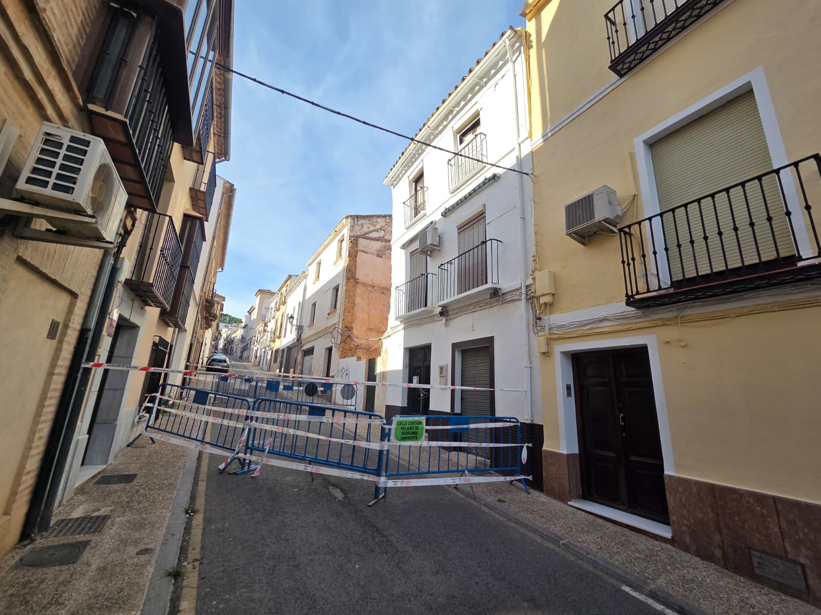 Cortan una calle y desalojan a tres familias por riesgo de derrumbe de una vivienda en Antequera 26 WhatsApp Image 2025 11 04 at 10.16.43 2