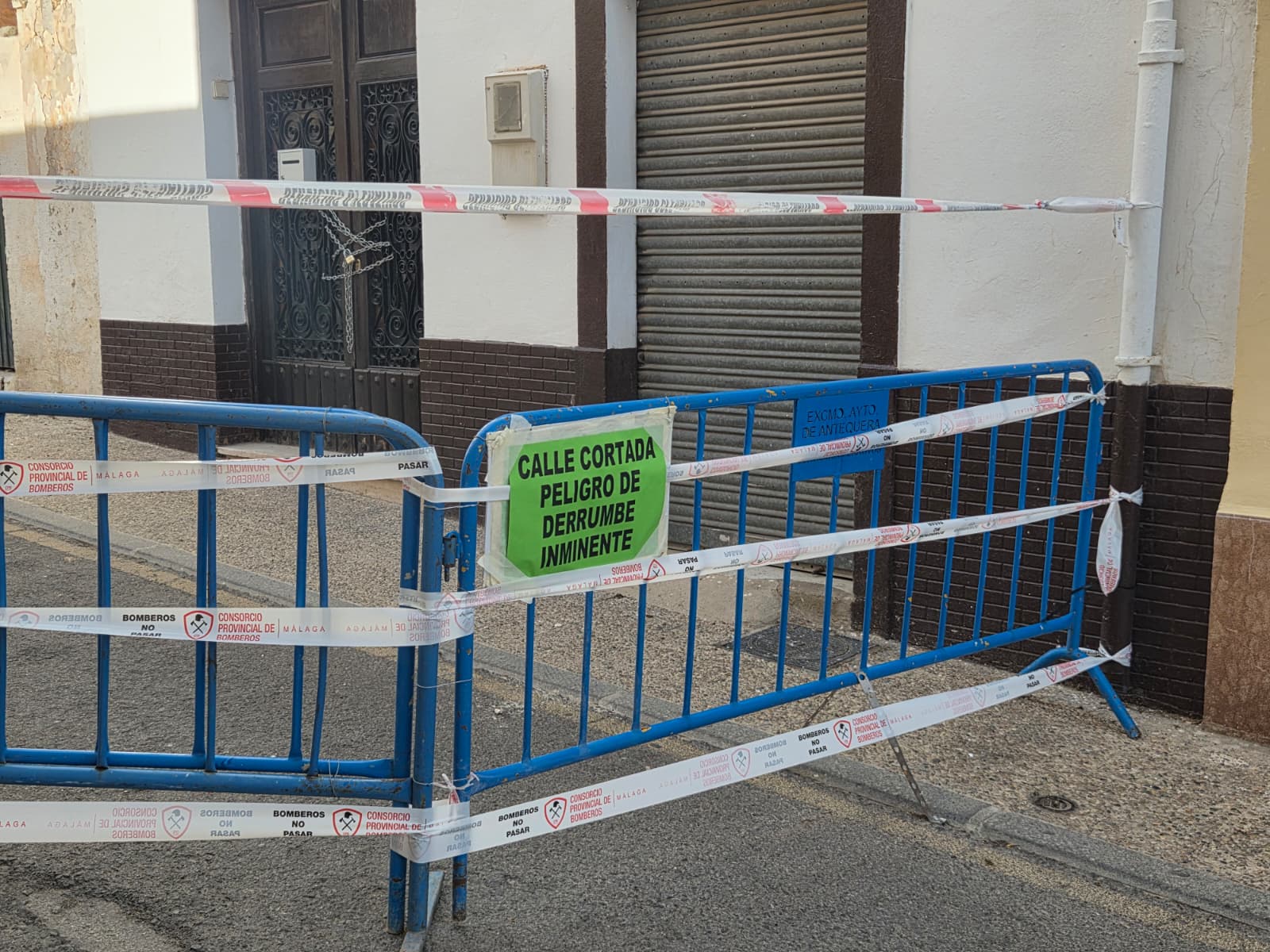 Cortan una calle y desalojan a tres familias por riesgo de derrumbe de una vivienda en Antequera 20 WhatsApp Image 2025 11 04 at 10.16.43 3
