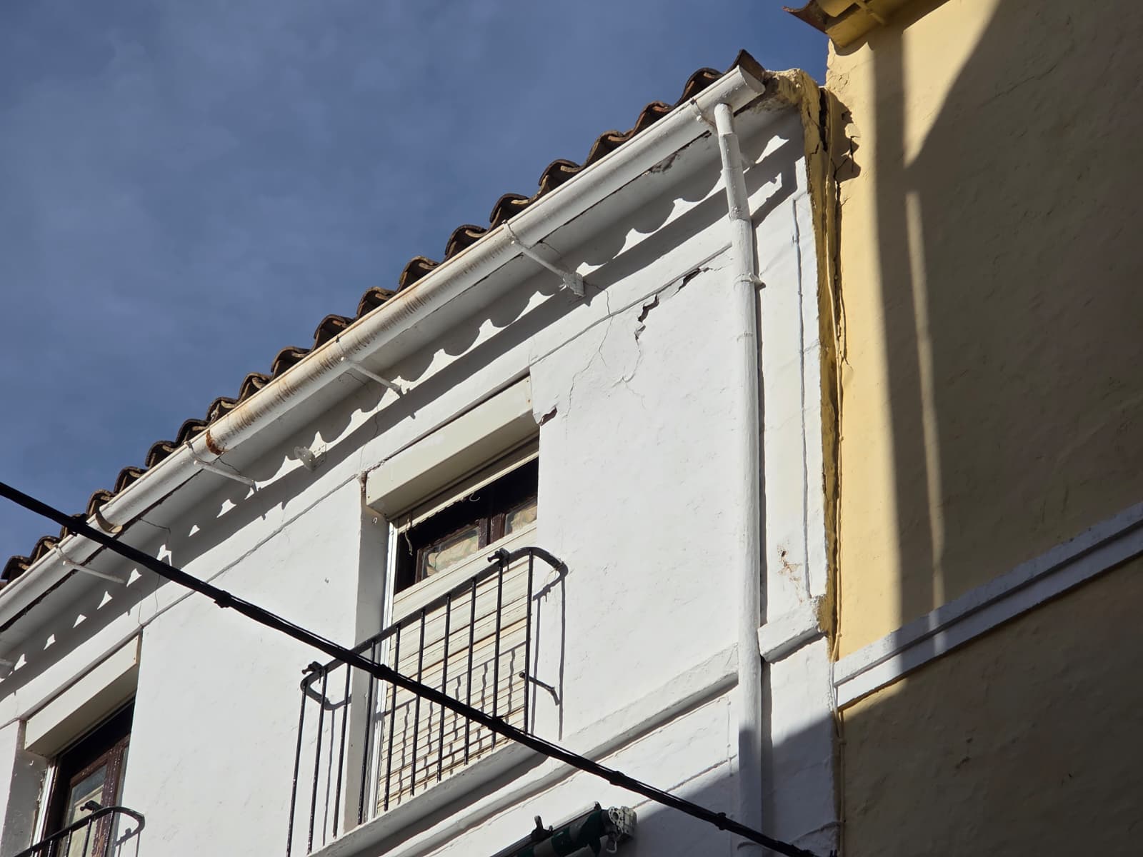 Cortan una calle y desalojan a tres familias por riesgo de derrumbe de una vivienda en Antequera 23 WhatsApp Image 2025 11 04 at 10.16.43