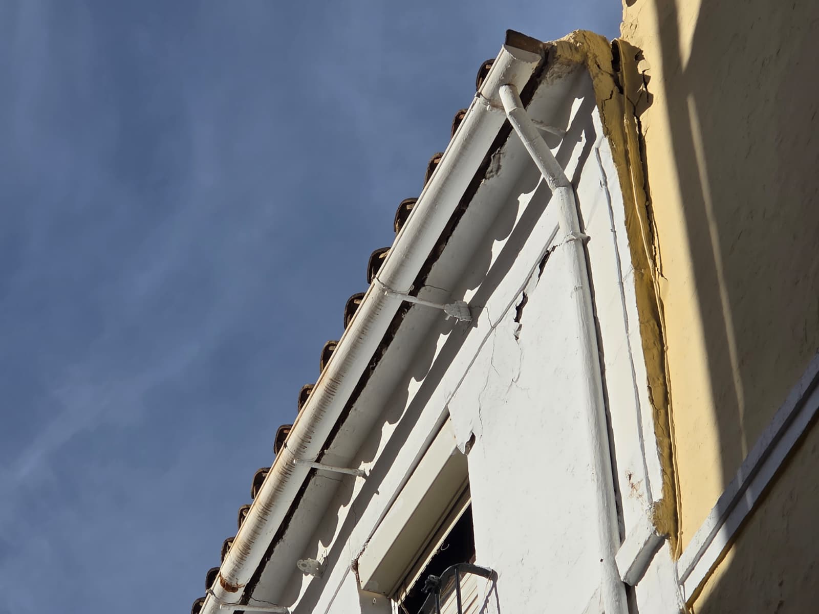 Cortan una calle y desalojan a tres familias por riesgo de derrumbe de una vivienda en Antequera 22 WhatsApp Image 2025 11 04 at 10.16.44