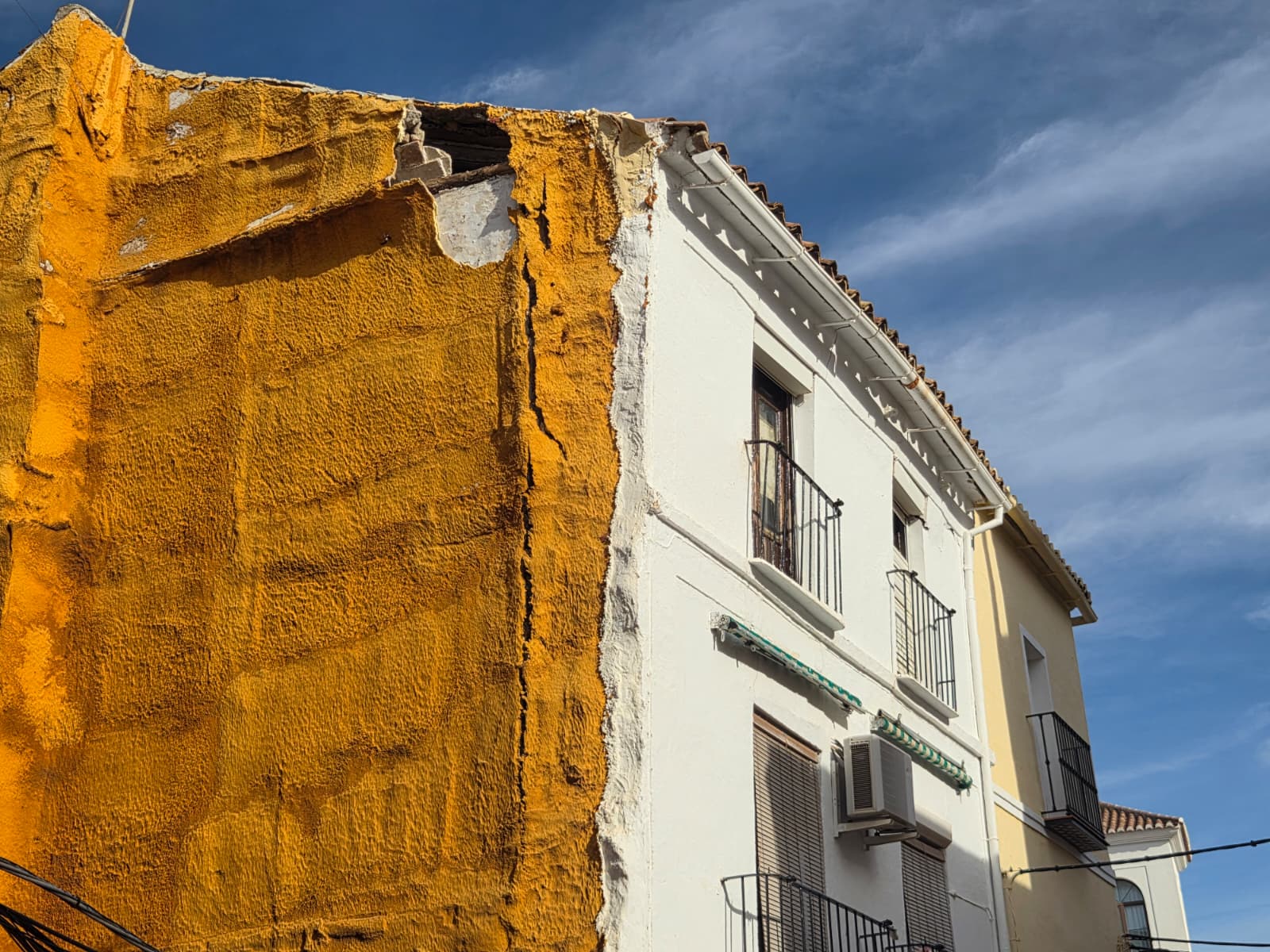 Cortan una calle y desalojan a tres familias por riesgo de derrumbe de una vivienda en Antequera 19 WhatsApp Image 2025 11 04 at 10.16.45 1