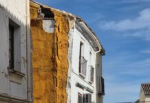 Cortan una calle y desalojan a tres familias por riesgo de derrumbe de una vivienda en Antequera