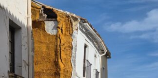 Cortan una calle y desalojan a tres familias por riesgo de derrumbe de una vivienda en Antequera