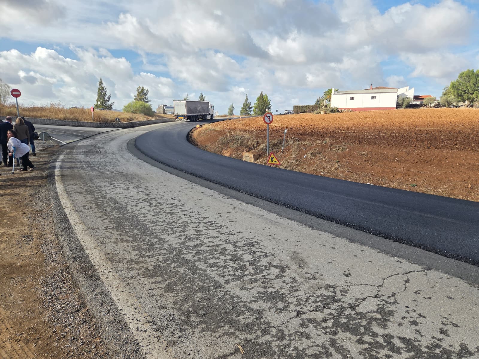 La Diputación invierte 289.000 euros en el asfaltado de la carretera entre el Centro Logístico de Antequera y Cartaojal 20 WhatsApp Image 2025 11 06 at 11.40.15
