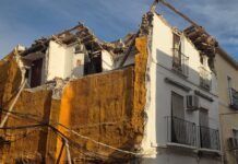 Se desploma parte de la vivienda que mantiene cortada la calle Estrella de Antequera