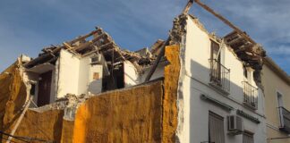 Se desploma parte de la vivienda que mantiene cortada la calle Estrella de Antequera