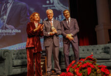 El oncólogo Emilio Alba recibe un Premio Plaza de España por su aportación a la lucha contra el cáncer