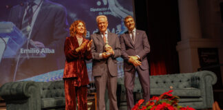 El oncólogo Emilio Alba recibe un Premio Plaza de España por su aportación a la lucha contra el cáncer