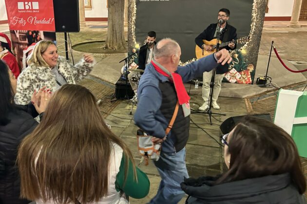 Ambiente vivido en el patio del Ayuntamiento de Antequera durante el evento solidario La Navidad es compartir