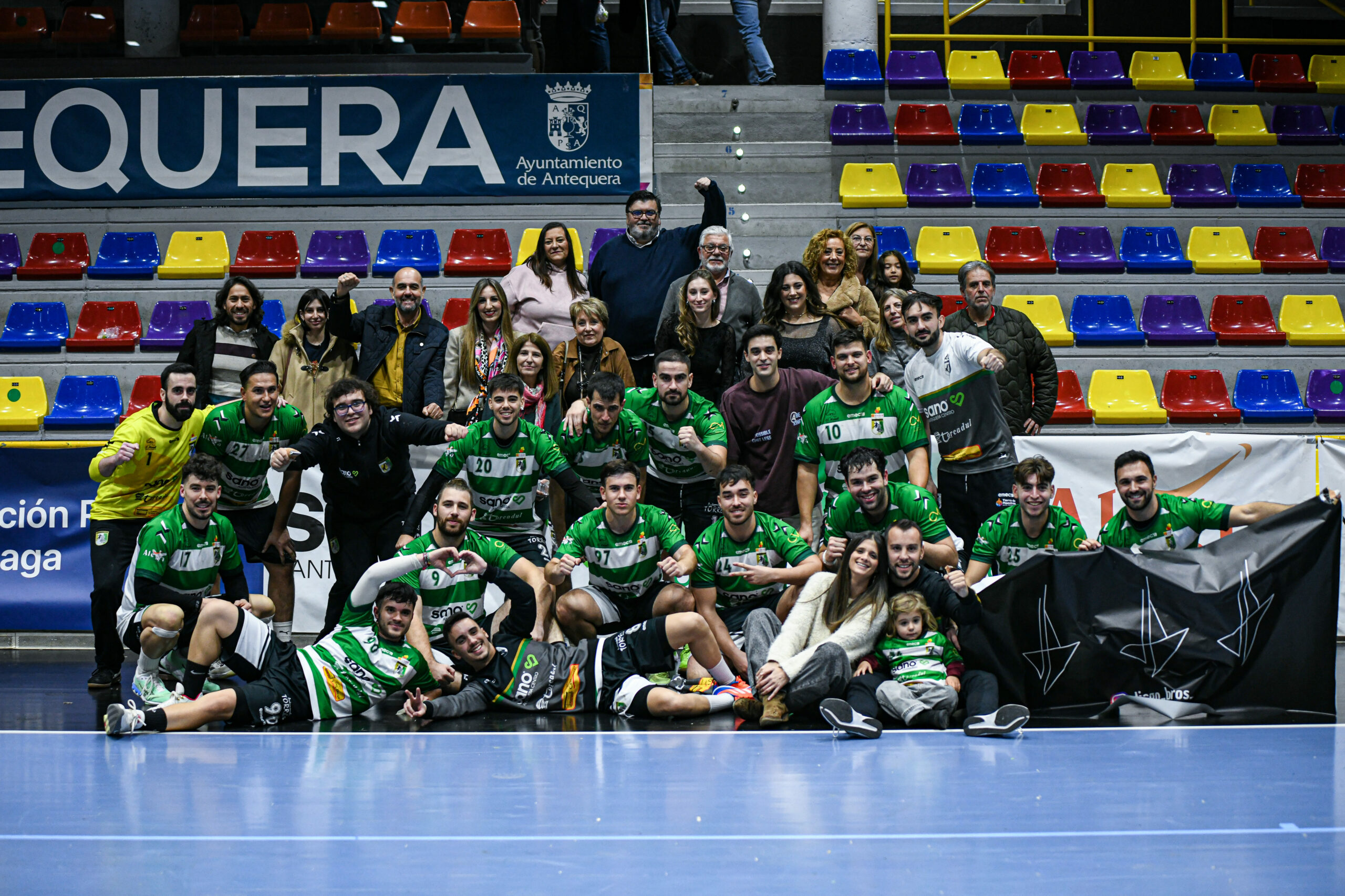El Sano Antequera impone su ley en el Argüelles frente a un duro Maracena (25-23) 5 El equipo celebra la victoria junto a aficionados scaled