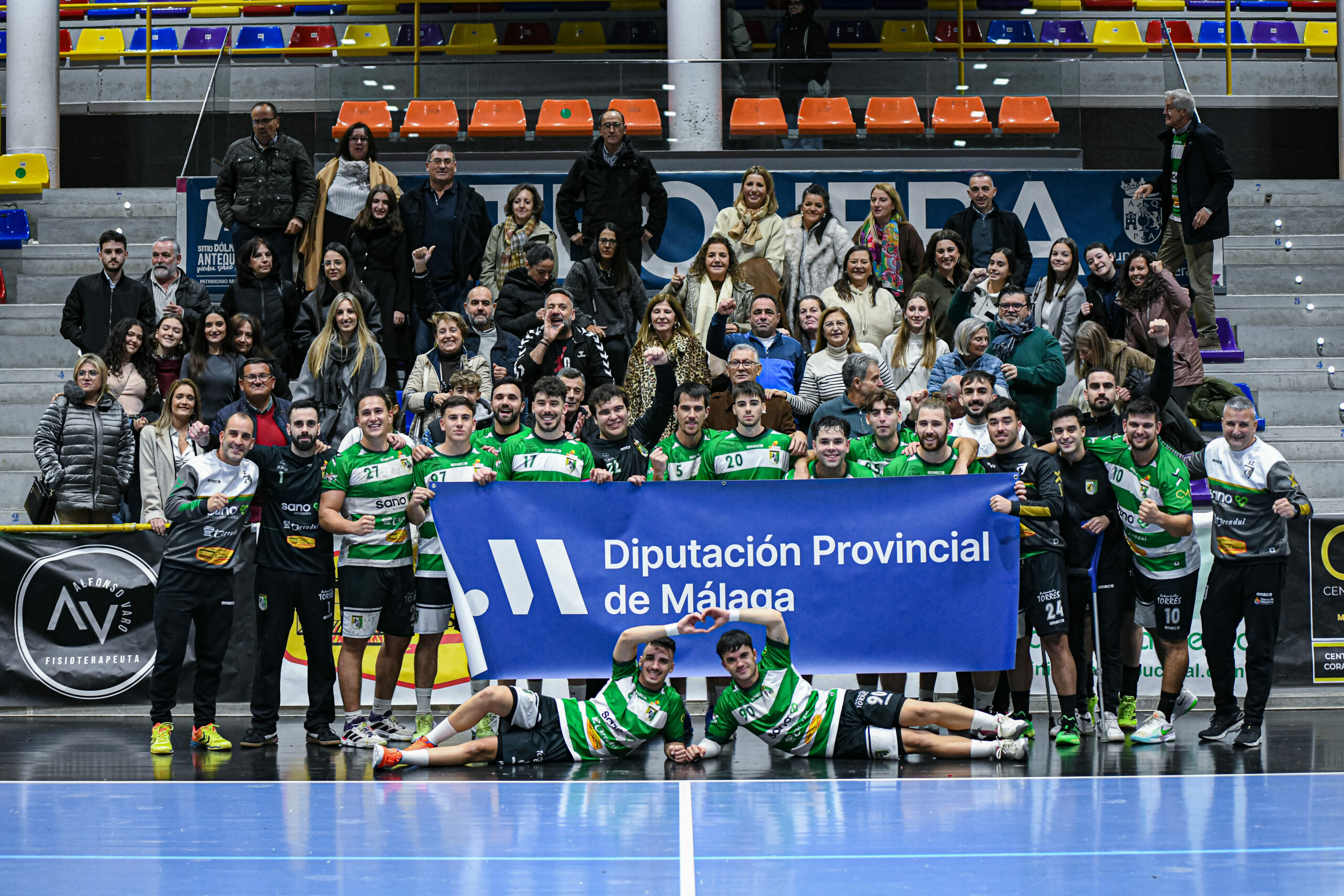 El equipo junto a un grupo de aficionados tras la victoria scaled