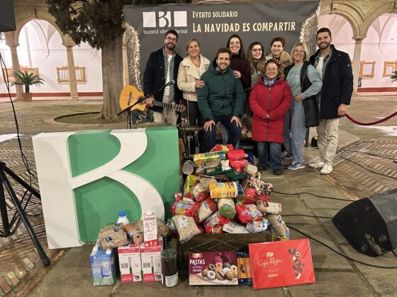 Equipo de la Clinica Dental Bucoral con el duo Son del Puerto junto a los alimentos recaudados para Aventura Solidaria Antequera 1