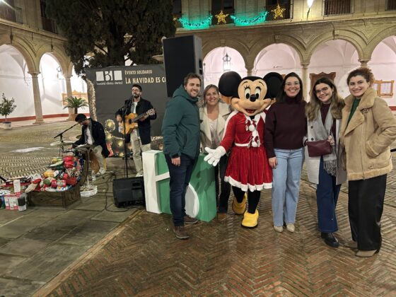 Equipo de la Clinica Dental Bucoral durante la actuacion de Son del Puerto en el patio del Ayuntamiento de Antequera