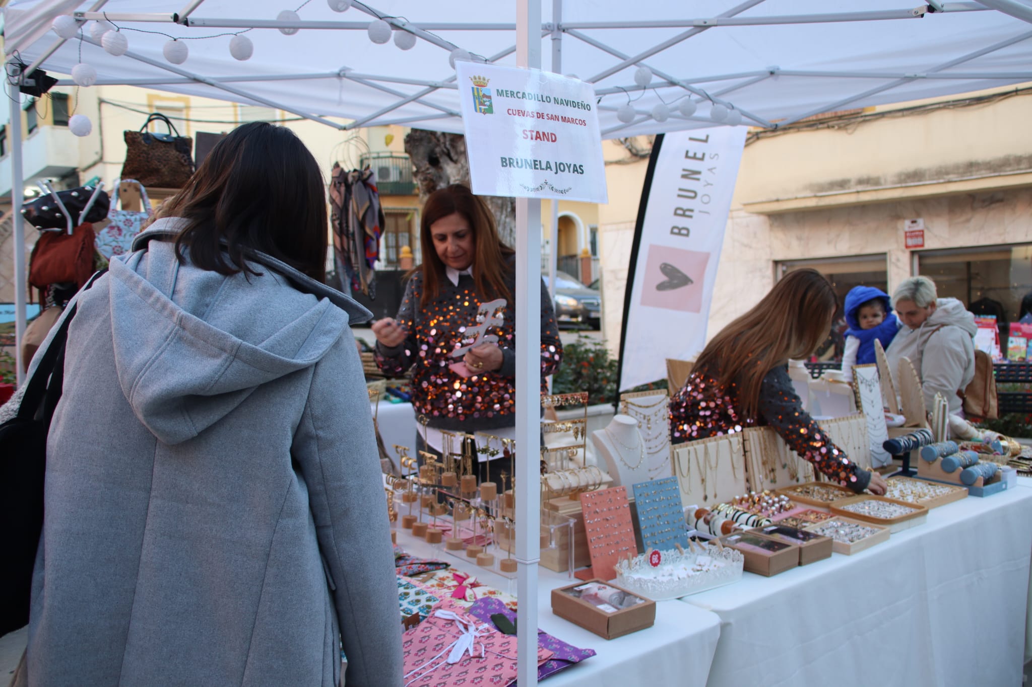 El mercadillo navideño de Cuevas de San Marcos contará con una quincena de expositores 5 Expositor del Mercadillo Navideno instalado en 2024