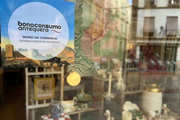 Indicativo del Bono Consumo en el escaparate de un comercio de Antequera