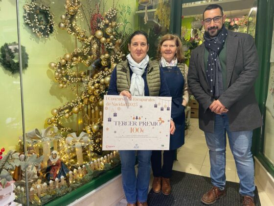 Jorge del Pino presidente de la ACIA con personal de la Floristeria La Gardenia 1