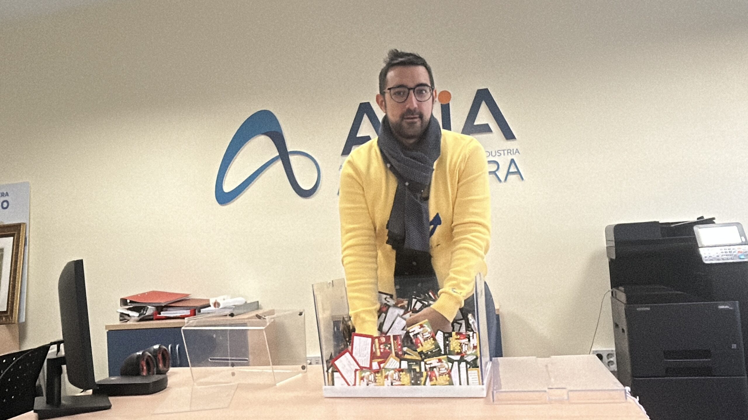Juan de Dios Mora, ganador del cheque de 3.000 euros por comprar en el comercio local de Antequera 5 Jorge del Pino presidente de la ACIA durante el sorteo de la promocion Comprar en Navidad en Antequera tiene premio 2025 scaled