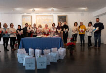 Voluntarias de Archidona donan cojines terapéuticos a la AECC para pacientes con cáncer de mama