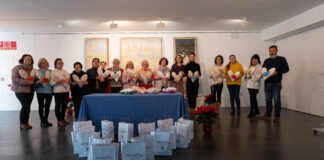 Voluntarias de Archidona donan cojines terapéuticos a la AECC para pacientes con cáncer de mama