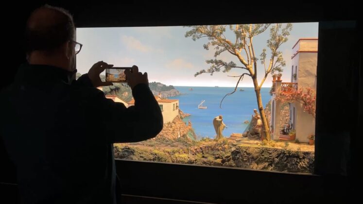 Visitante en el Museo Internacional de Arte Belenista haciendo una fotografia a la obra Anunciacion 1